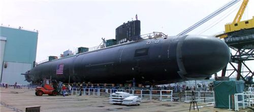 4.Nổi bật nhất là tàu ngầm tấn công lớp Virginia, có khả năng hoạt động cả ở vùng nước sâu và vùng nước cạn. Chạy bằng năng lượng hạt nhân, cực kỳ êm, lặng lẽ, có khả năng phóng hoả tiễn hành trình (Cruise missile) tấn công mặt đất là Tomahawk và hoả tiễn hành trình Harpoon tấn công biển, nhắm vào tàu nổi, tàu ngầm. Giá 2.4 tỷ USD/chiếc.