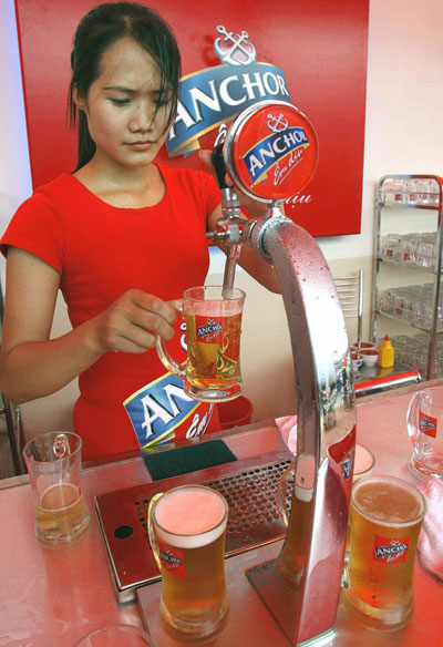 Một cô gái quảng cáo bia Anchor của Singapore tại Hà Nội. (Hình minh họa: Hoang Dinh Nam/AFP/Getty Images)