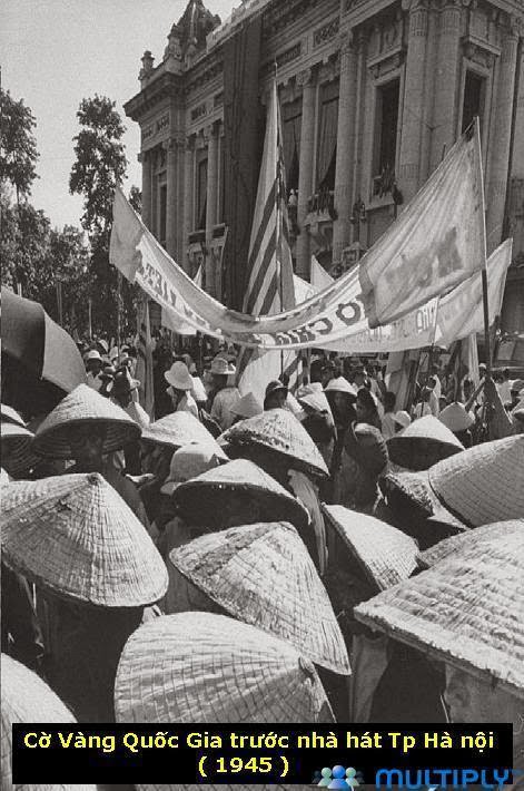 Buổi Mít-tinh của Tổng Đoàn Công Chức chào mừng chính phủ Trần Trọng Kim ngày 17 tháng 8,1945. Và Cờ vàng quốc gia trước nhà hát tp Hà Nội (1945)