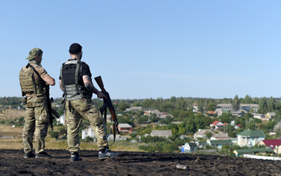 Hai dân quân thân Nga canh chừng một vùng ngoại ô Mariupol, Ukraine. (Hình minh họa: Francisco Leong/AFP/Getty Images)