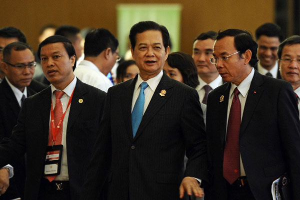 Thủ tướng VN Nguyễn Tấn Dũng và các thành viên cùng đoàn trước lễ bế mạc hội nghị thượng đỉnh ASEAN 24 tại Trung tâm Hội nghị quốc tế Myanmar hôm 11 tháng 5 năm 2014