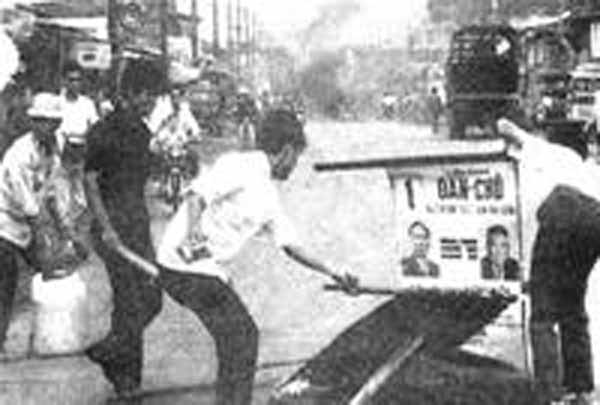 SVHS đang đốt phá các bích chương tranh cử tổng thống của liên danh Thiệu – Hương năm 1971