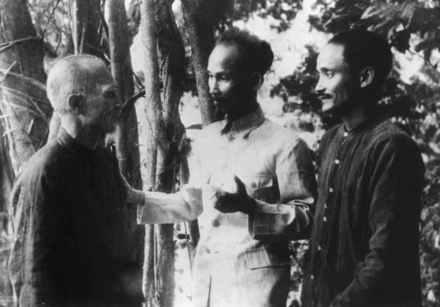 Từ trái qua: Ông Tôn Đức Thắng, Chủ tịch Hồ Chí Minh và ông Hoàng Quốc Việt trong căn cứ kháng chiến Việt Bắc năm 1948.