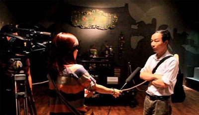 Phóng viên VTV phỏng vấn Blogger Nguyễn Tường Thụy tại phòng trưng bày Cải cách ruộng đất.