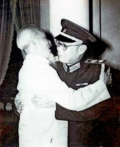 Hồ Chí Minh và Thống soái Diệp Kiếm Anh thắm thiết tại Hà Nội nhân dịp Đoàn đại biểu quân sự hữu nghị Trung Quốc sang thăm Việt Nam, tháng 12 năm 1961. Nguồn: Tân Hoa Xã.