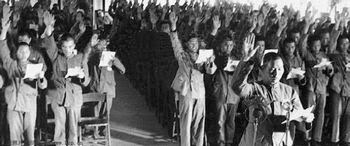 Trong ngày vào lúc 19 giờ 30, tập thể đứng trước chân dung Chủ tịch Mao, mỗi cá nhân báo cáo, và trân trọng tay vẫy chào, chúc "Chủ tịch Mao thọ vô biên, luôn luôn khỏe mạnh". Nguồn: Quân Ủy Trung Ương (CPC).