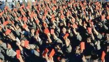 Sau khi tốt nghiệp, mỗi sĩ quan tự tay cầm thẻ đảng đưa lên cao, tuyên thệ trung thành với Chủ tịch Mao và đảng cộng sản Trung Quốc, sĩ quan Việt Nam được đào tạo ở đây cũng không ngoại lệ. Nguồn: Quân Ủy Trung Ương (CPC).