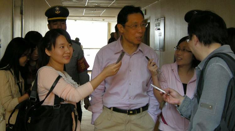 Phóng viên BRK, phỏng vấn Cung Huy Vũ  người lãnh đạo "súng chửi" của Trung Cộng.  Nguồn: Huỳnh Tâm.