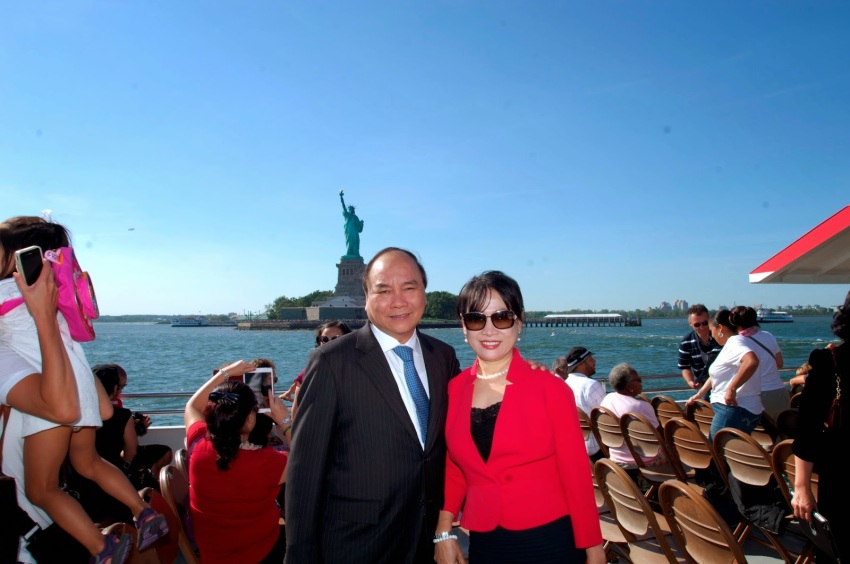 Phó Thủ tướng Nguyễn Xuân Phúc cùng bầu đoàn thê tử trong chuyến công cán bằng tiền nhà nước đến xứ sở tự do kết hợp thăm hai căn biệt thự của gia đình