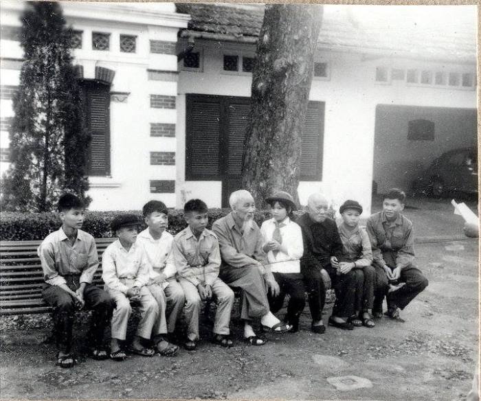 Hồ chí Minh và Tôn Đức Thắng chụp ảnh với đoàn thiếu nhi "Dũng sĩ Diệt Mỹ" miền Nam. Nguồn: https://www.facebook.com/vietnamhochiminh/posts/389202457831240