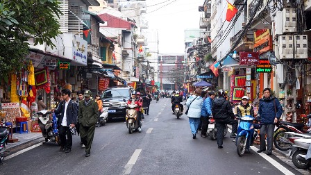 Bách bộ trên phố Hàng Quạt chỉ có cách đi dưới lòng đường.